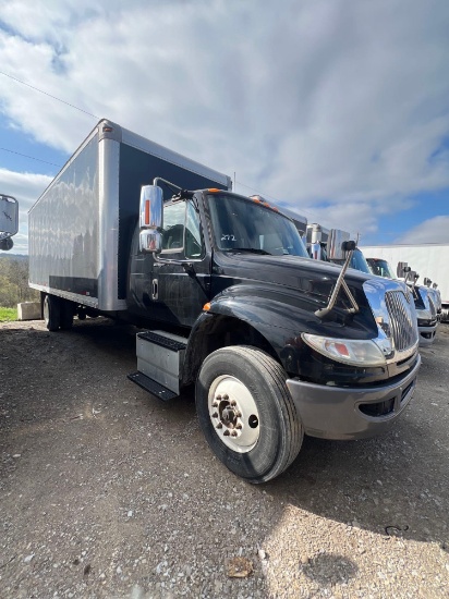 2015 IH truck with 26 ft box
