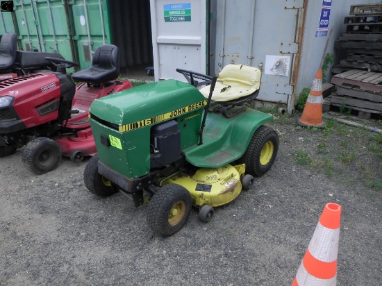 JOHN DEERE 116 Lawn Tractor