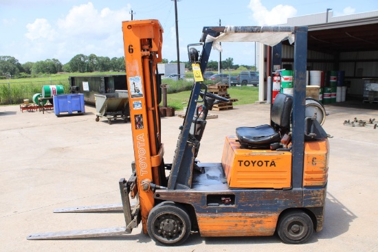 FORKLIFT, TOYOTA, 3,000-LB. BASE CAP. (APPROX.), LPG, 3-stage mast, S/N N.A.
