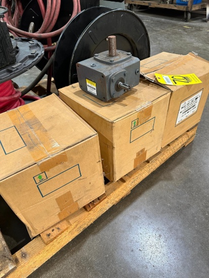 LOT OF (4) BOSTON CAST IRON WORM GEAR BOXES MDL. WG-262