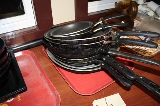 Tray lot of cooking pans