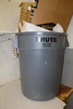 Brute Trash Cans 32 gallon 3X the bid