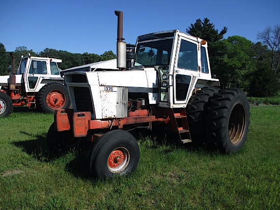 CASE 1370 TRACTOR