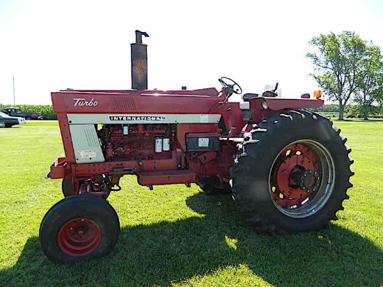 IH 1066 TRACTOR