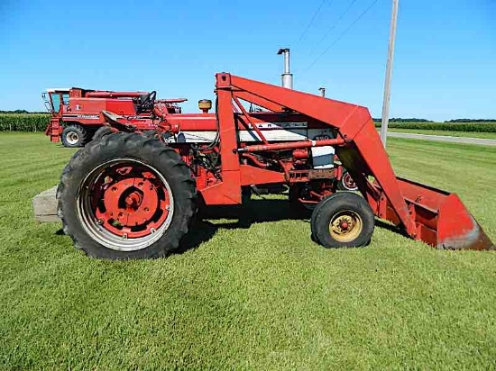 IH 560 GAS TRACTOR W/LOADER