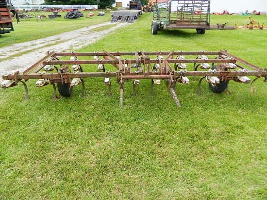 IH FIELD CULTIVATOR