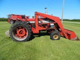 IH 560 GAS TRACTOR W/LOADER