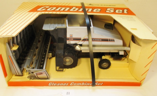 Gleaner R62 combine