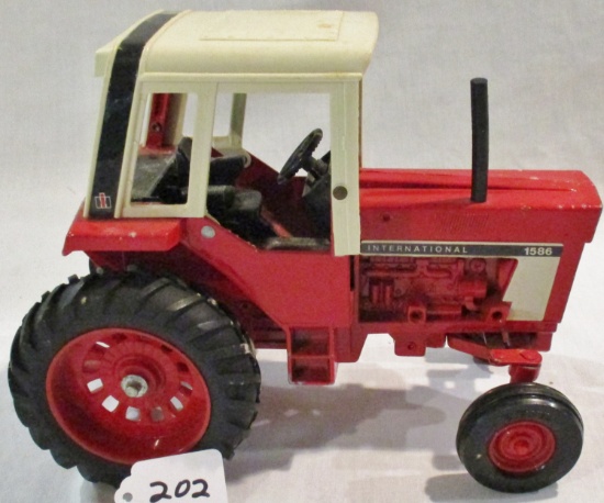 IH 1586 tractor