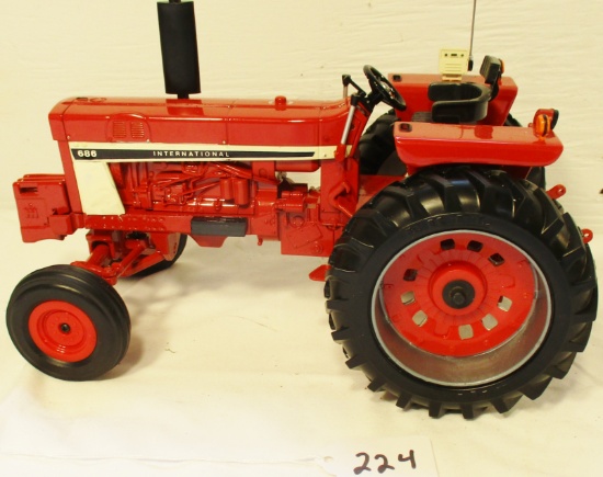 IH 686 tractor, custom