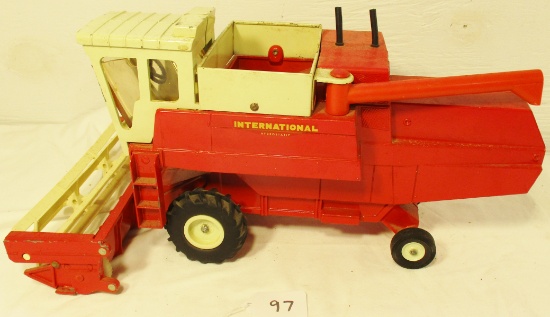 IH 915 combine