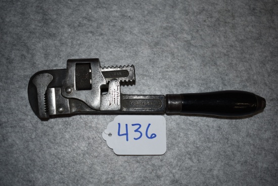Winchester – No. 1022 10” Pipe Wrench w/Wooden Handle – Good Wood Handel & Markings