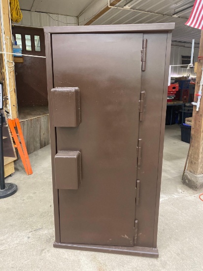 HEAVY STEEL GUN SAFE - MADE BY TOM WOMBLES - NO SHIPPING AVAILABLE ON THIS LOT - **PICKUP ONLY**