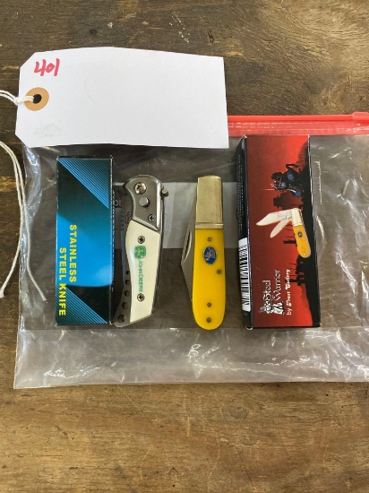 2 KNIVES - JOHN DEERE QUICK OPEN AND A STEEL WARRIOR BARLOW (X1)