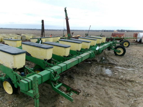 John Deere 7100 8 row Planter w/3 bu hoppers