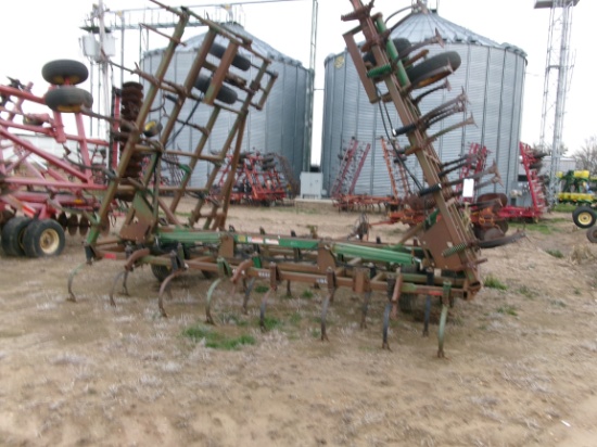 John Deere 960 apx 34' C-Shank Cult