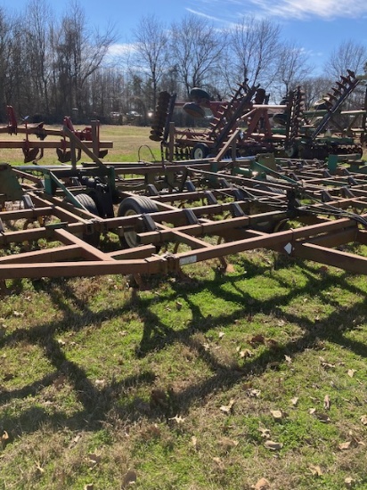 John Deere 960 apx 33' c-shank Cult