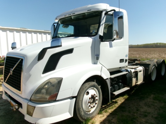 2013 Volvo conv tandem axle Day Cab Truck