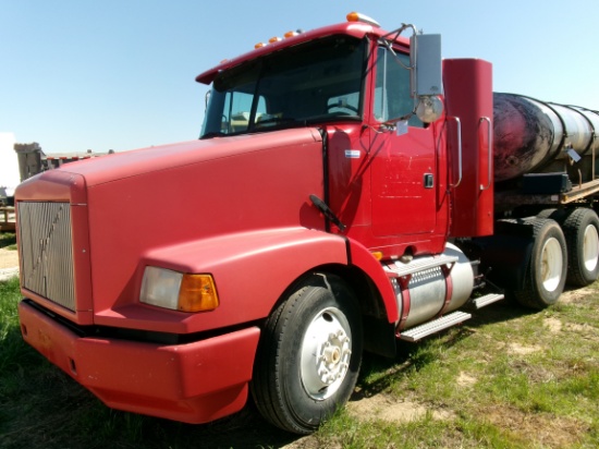 1996 Volvo conv tandem axle Day Cab Truck