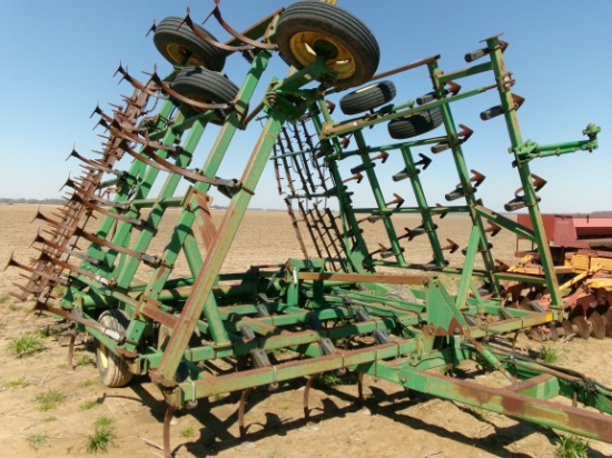John Deere 980 apx 36' C-Shank Cult