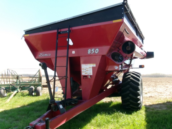 Demco 850 Grain Cart