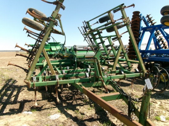 John Dere 980 apx 30' C-Shank Cult