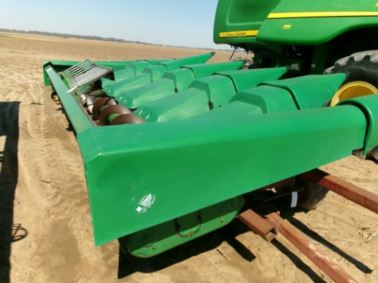 John Deere 6 row wide Corn Header w/poly snouts