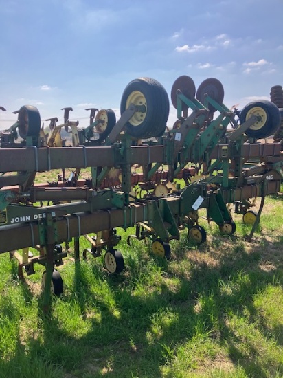John Deere 845 Flat Fold 12 row Cult