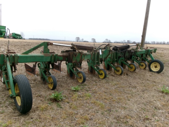 John Deere 886 8 row 38" hyd fold Cult