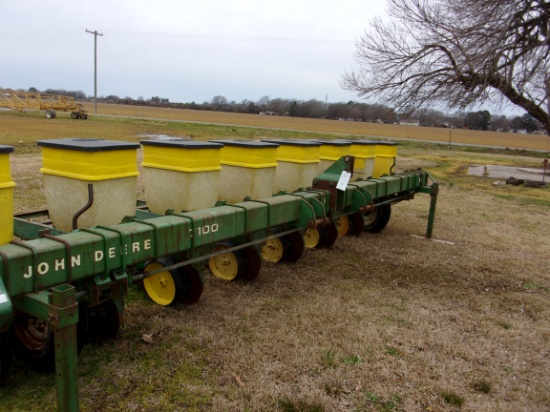 John Deere 7100 8 row 30" Rigid Planter w/1.5 bu hoppers