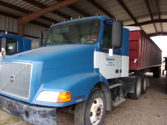 2000 Volvo Day Cab Truck, #5YN256467