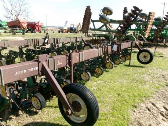 John Deere 825 8 row 30" S-Tine Cult