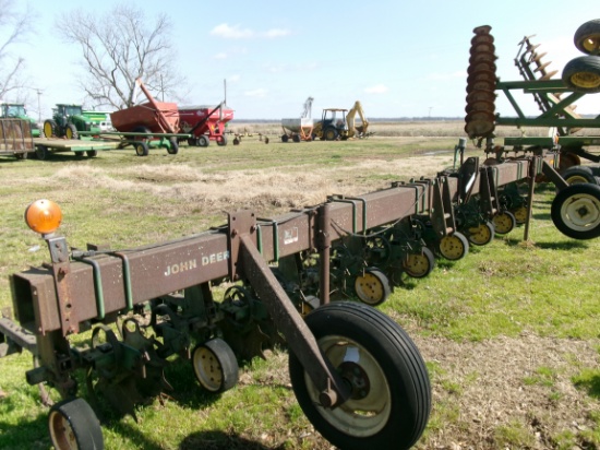 John Deere 825 8 row 30" S-Tine Cult