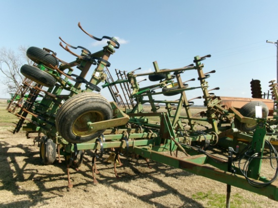 John Deere 980 apx 26' S-Tine Cult w/3 bar spike harrows & flat bar tumblers