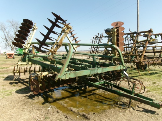 John Deere 230 apx 26' 9" spacing Disc