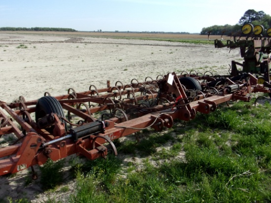 Massey Ferguson apx 20' 3 pt hyd fold S-Tine Cult