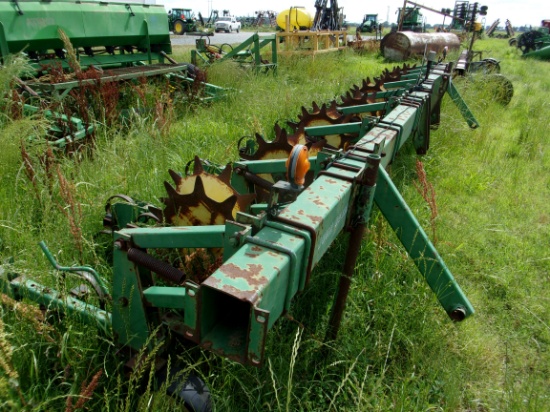 John Deere 3 pt 825 8 row 30" Cult
