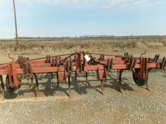 IH 17 Shank 3 pt Chisel Plow w/Hiniker Harrows
