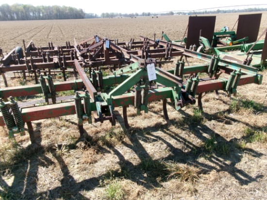 13 shank 3 pt Chisel Plow w/harrows