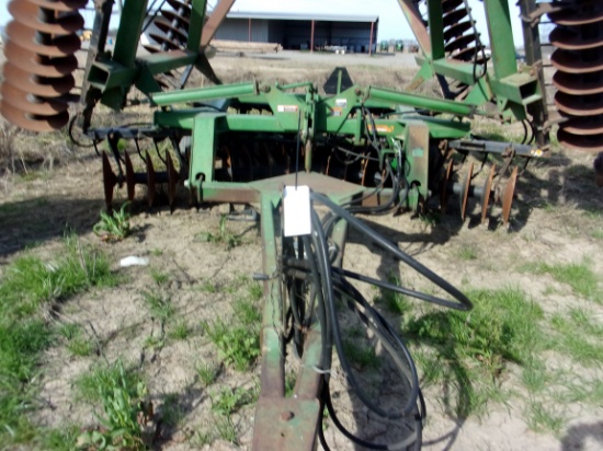 John Deere 630 apx 32', 7.5" spacing, Disc