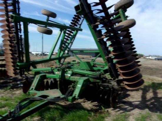 John Deere 637 apx 36', 7.5" spacing, Disc