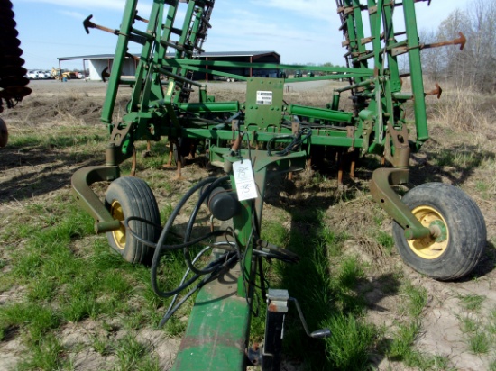 John Deere 2210 apx 36' C-Shank Cult