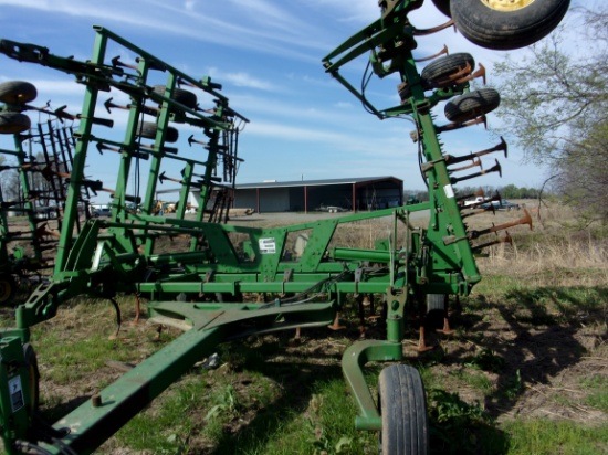 John Deere 2210 apx 36' C-Shank Cult