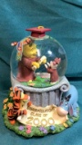 WINNIE THE POOH GRADUATION SNOW-GLOBE