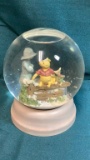 CLASSIC WINNIE THE POOH SNOW-GLOBE