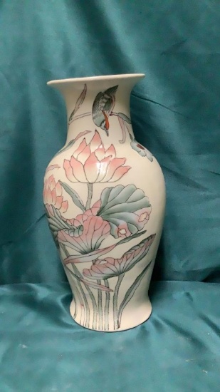 VINTAGE HAND CRAFTED CHINESE VASE