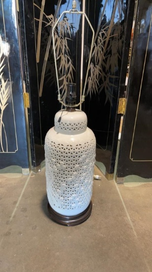 WHITE DECORATIVE TABLE LAMP