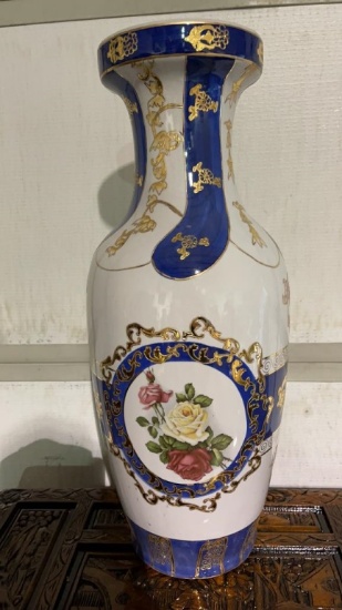DECORATIVE FINE PORCELAIN COLLECTION VASE