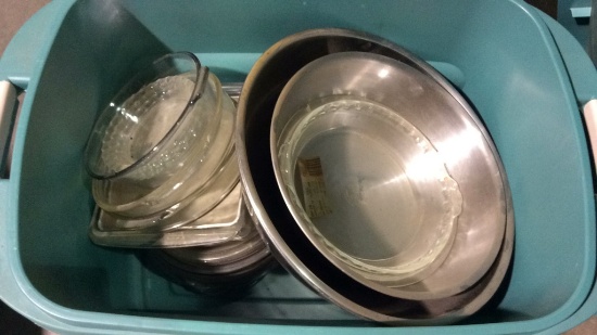 TOTE OF PYREX AND STAINLESS MIXING BOWLS