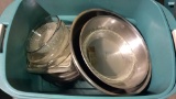 TOTE OF PYREX AND STAINLESS MIXING BOWLS